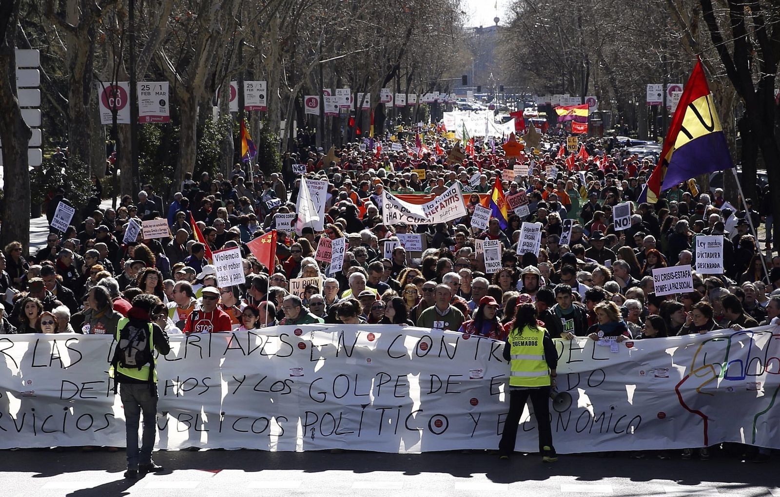 Manifestación convocada por Marea Ciudadana Madrid bajo el lema "Por las libertades, los derechos y los servicios públicos. Contra el golpe de estado político y económico", por el Paseo del Prado de Madrid.