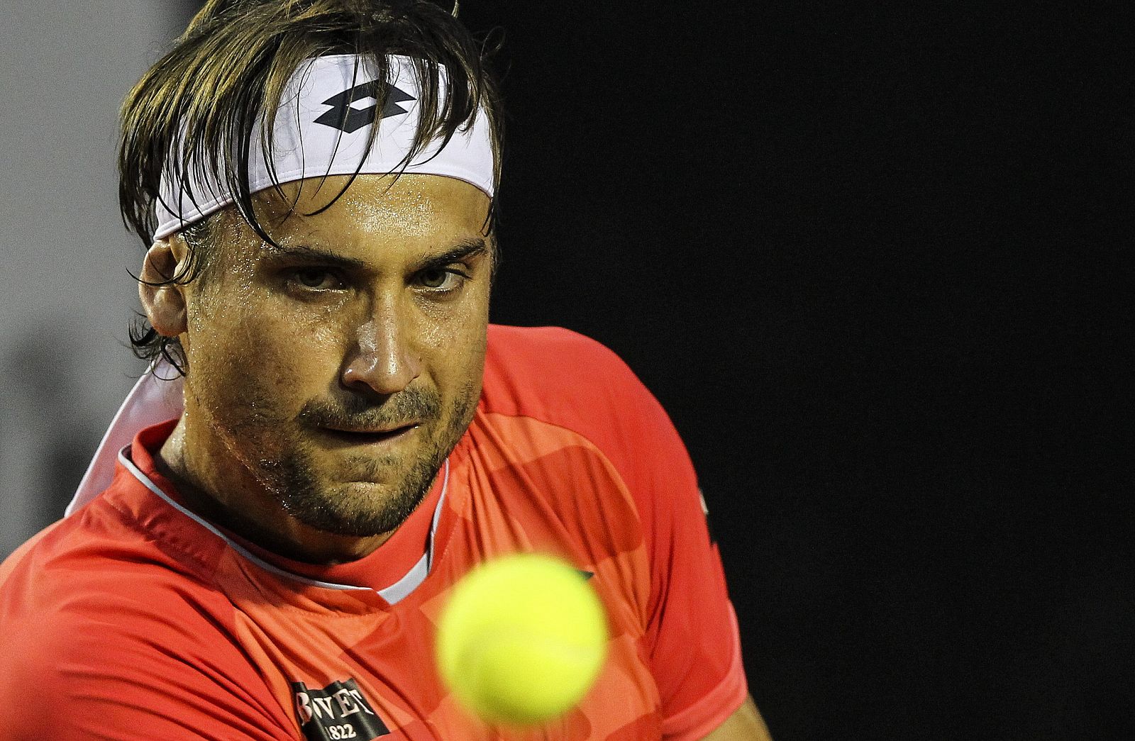 El tenista español David Ferrer devuelve una bola al italiano Fabio Fognini