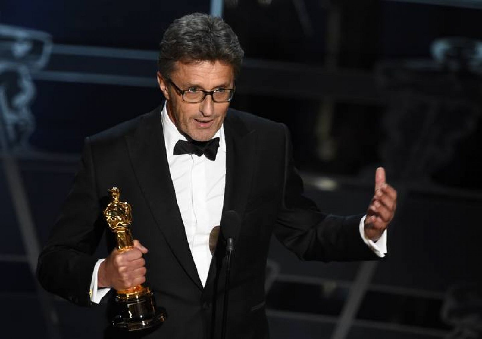 El director de 'Ida', Pawel Pawlikowski, recoge el premio por mejor película extranjera