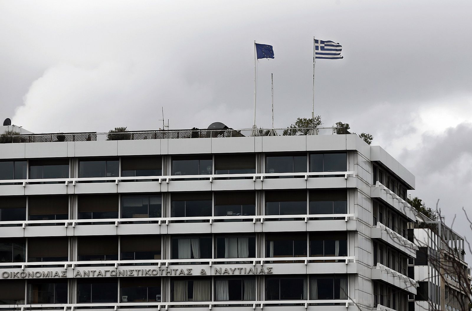 Las banderas de la Unión Europea y de Grecia en la azotea del Ministerio de Finanzas en Atenas