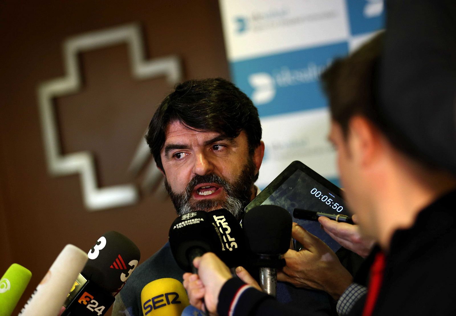 El mánager de Fernando Alonso, Luis García Abad, atiende hoy a los medios en el Hospital General de Cataluña.