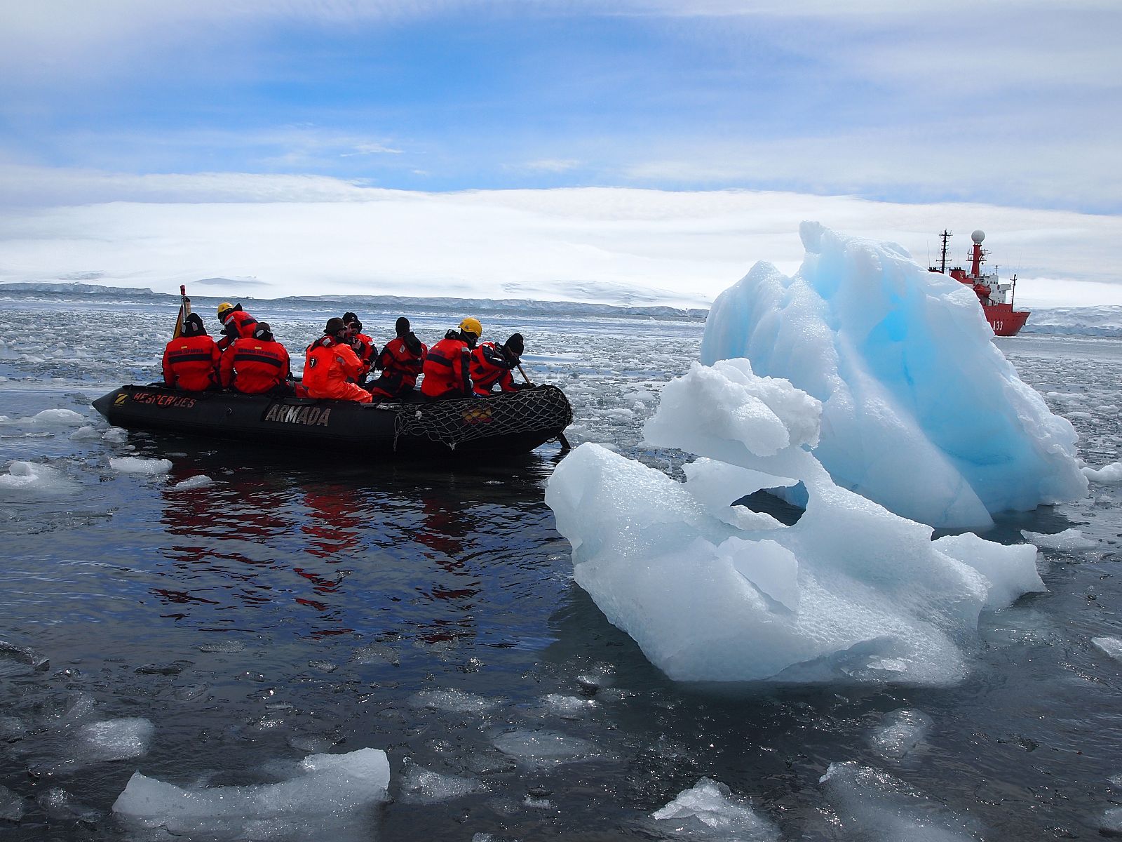 Integrantes de la 28ª Campaña Antártica del CSIC junto a un iceberg.