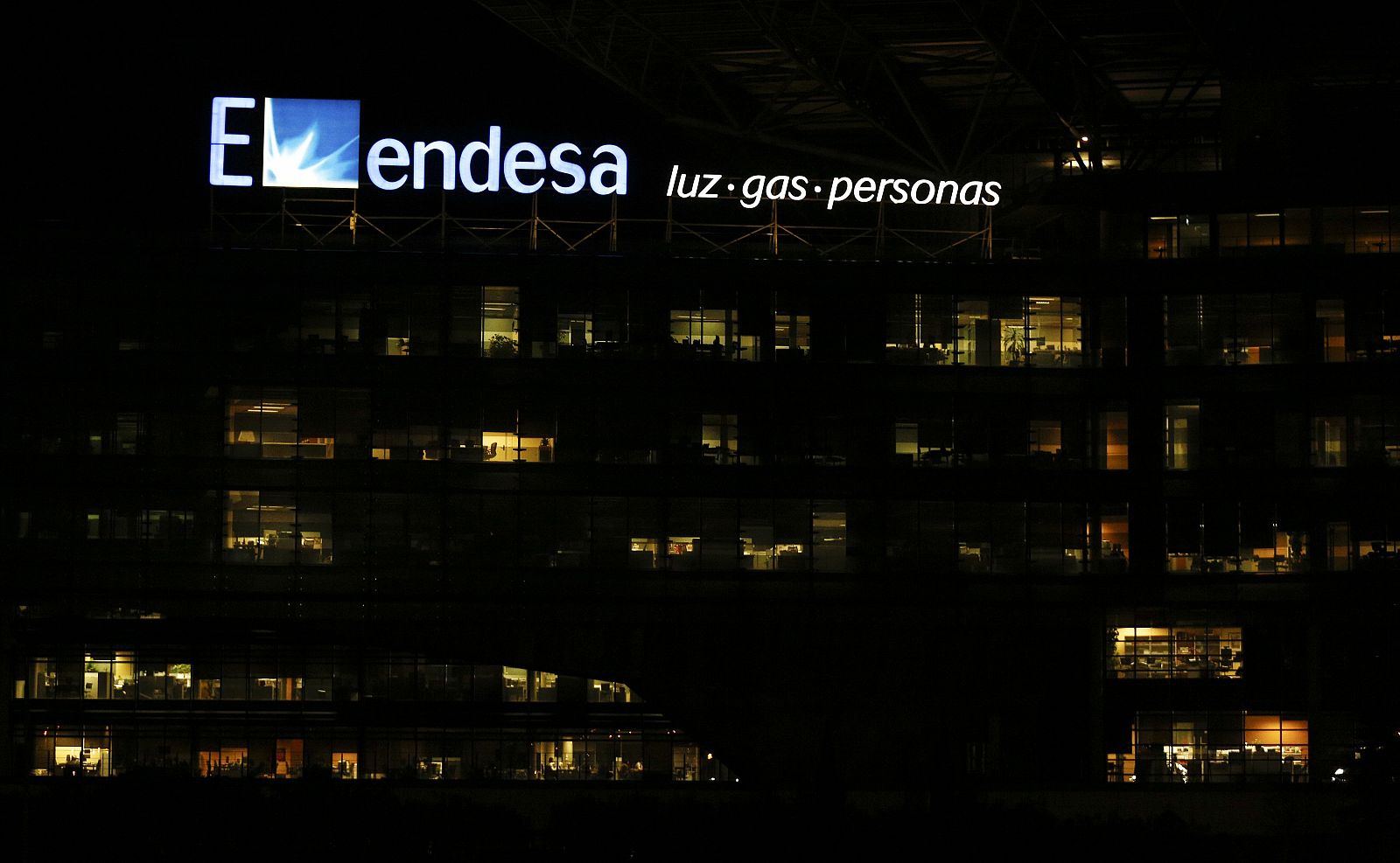 Logo de Endesa en su sede central en Madrid