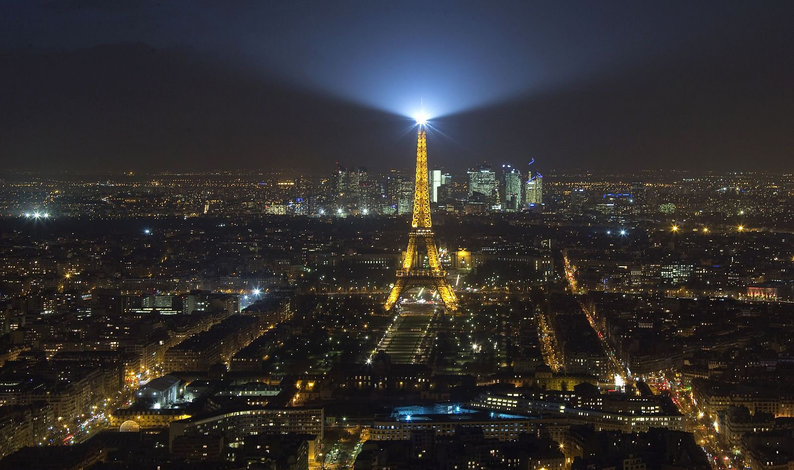 Vista aérea de la Torre Eiffell iluminada en París