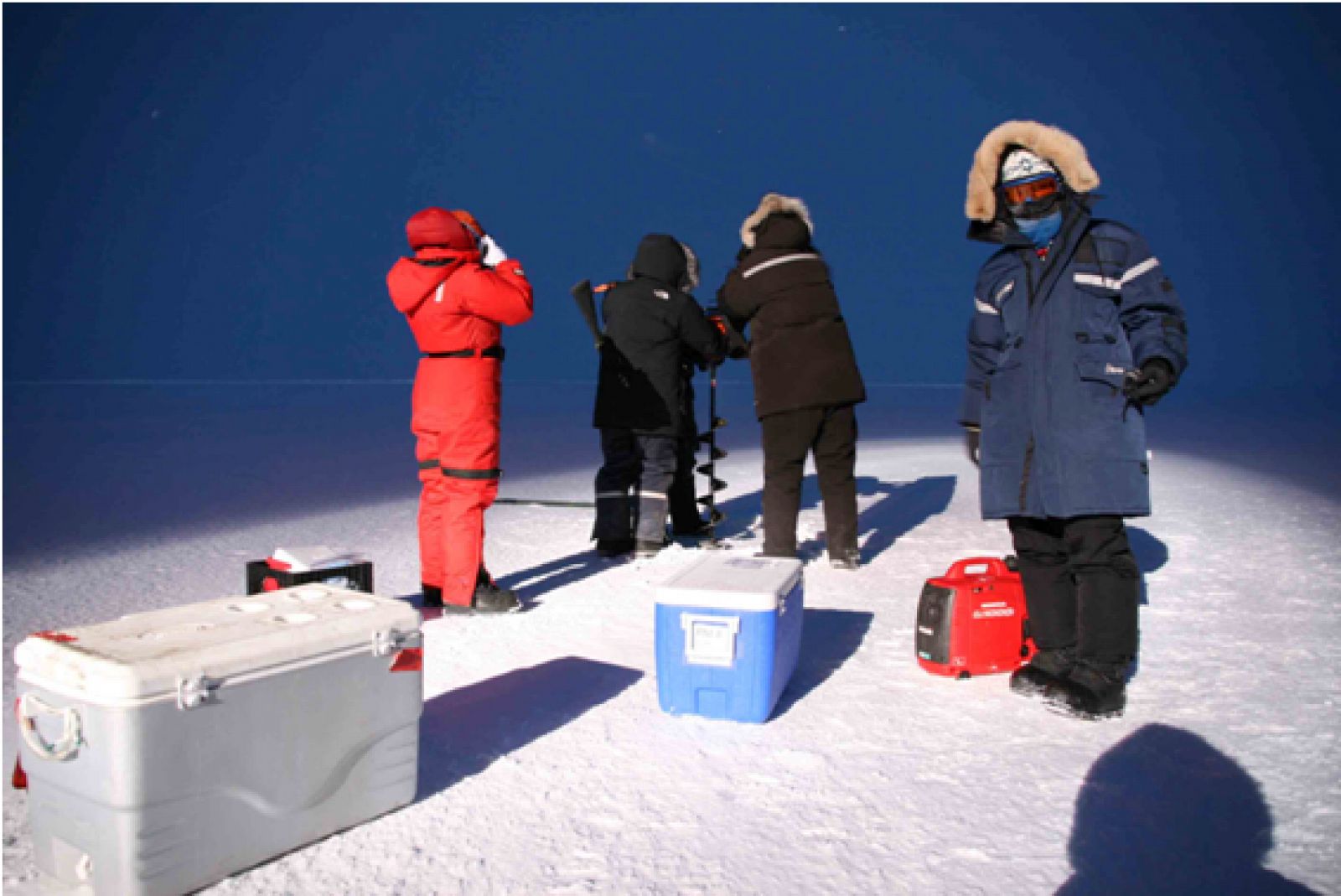 Los investigadores recogiendo muestras durante la campaña ártica.