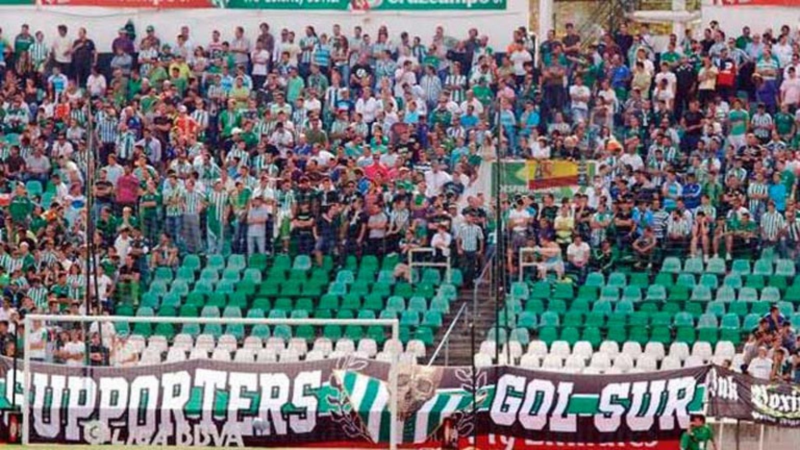 Los aficionados más radicales del Betis hicieron cánticos contra la exnovia de Rubén Castro.