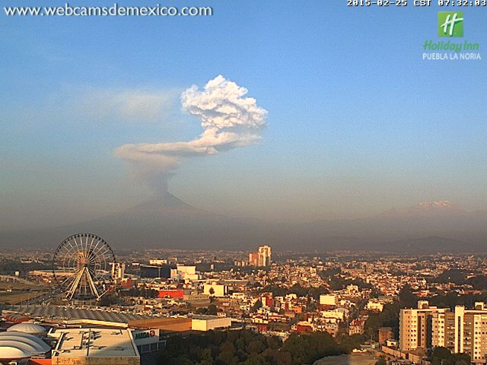 La explosión del volcán Popocatepetl vista desde Puebla.