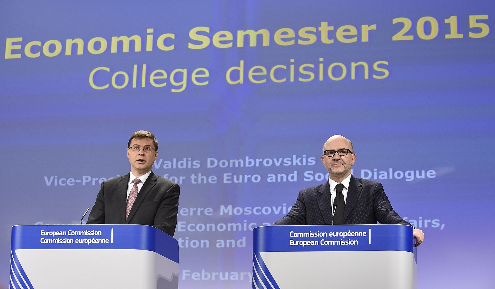 El vicepresidente de la CE para el Euro, Valdis Dombrovskis, y el comisario europeo de Asuntos Económicos, Pierre Moscovici
