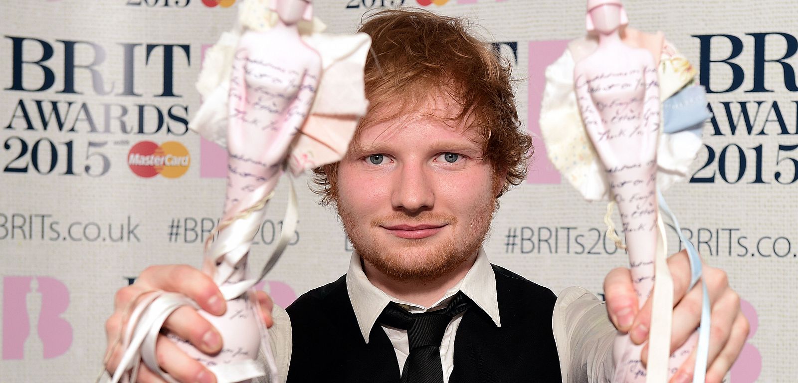 Ed Sheeran en los premios Brit  tras ganar los galardones a mejor artista y mejor álbum del año.