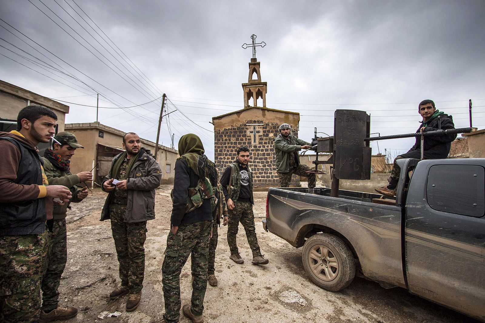 Milicianos de las Unidades Populares de Protección (YPG) kurdas en la aldea de Tel Jumaa, en la región de Hasaka, Siria