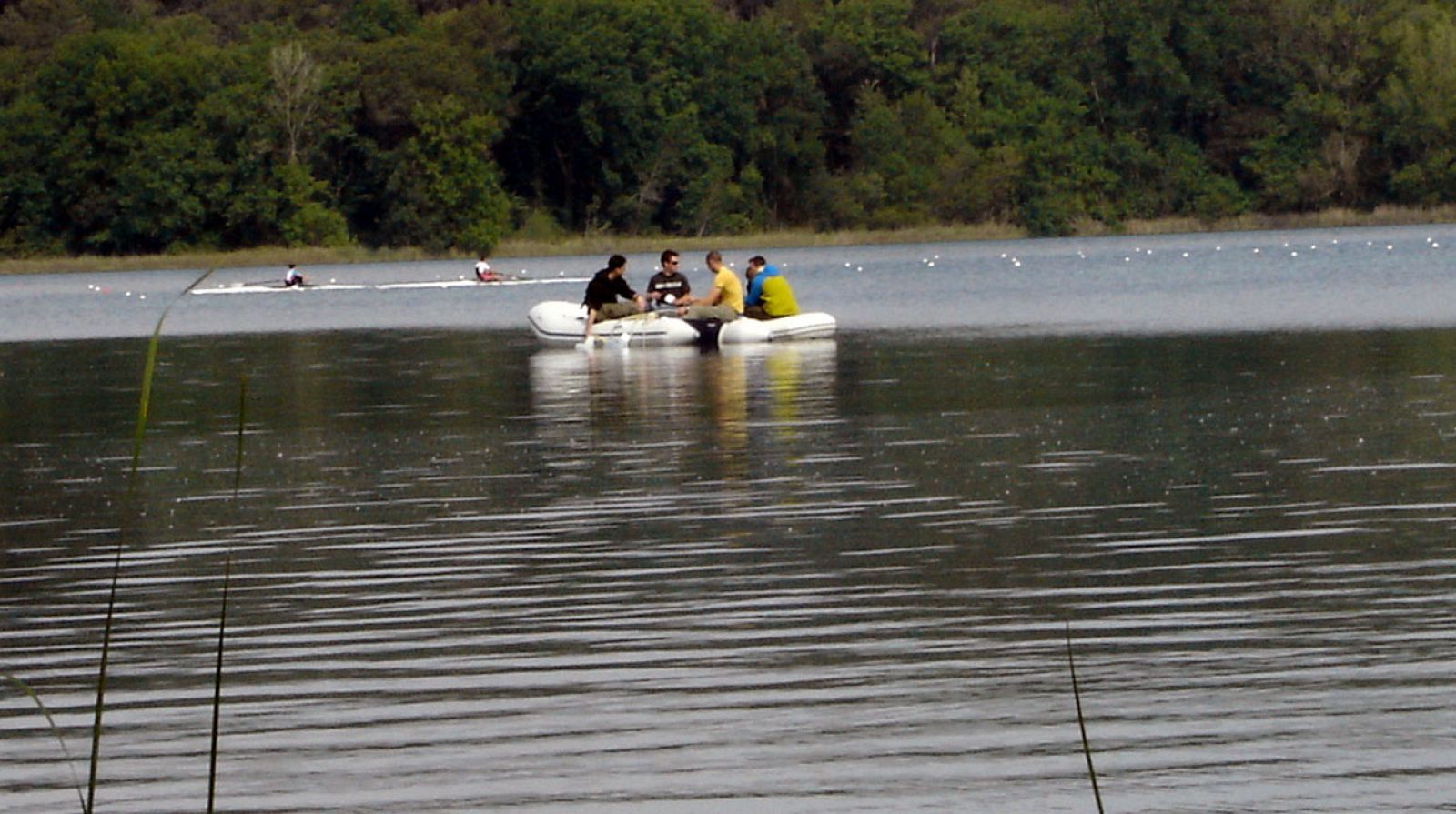 Investigadores tomando muestras en Banyoles.