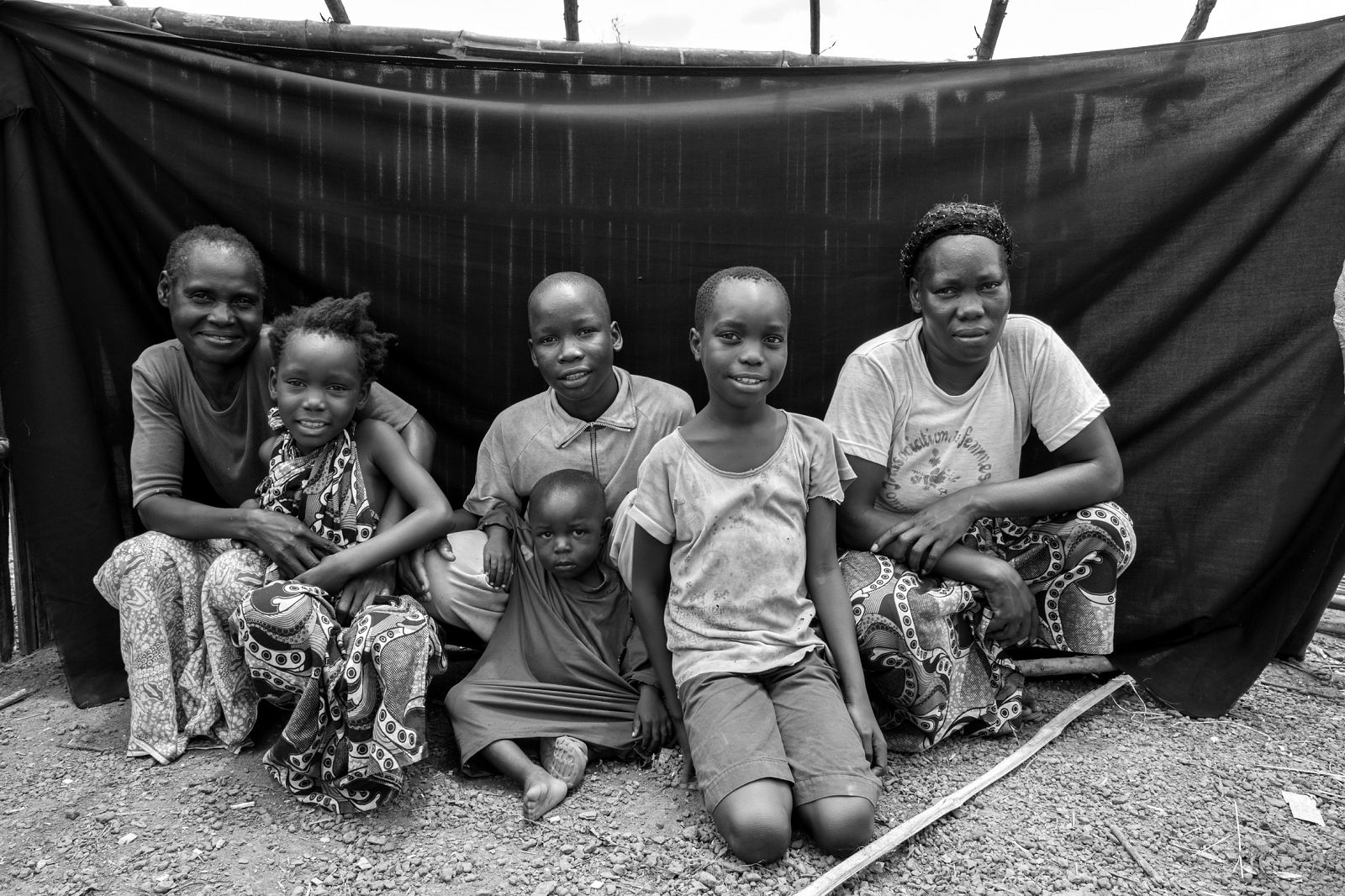 Bonheur (segundo por la derecha), de 9 años, en el campo de refugiados de Boyabo (República Democrática del Congo) con su familia, lo "más importante" de su vida.