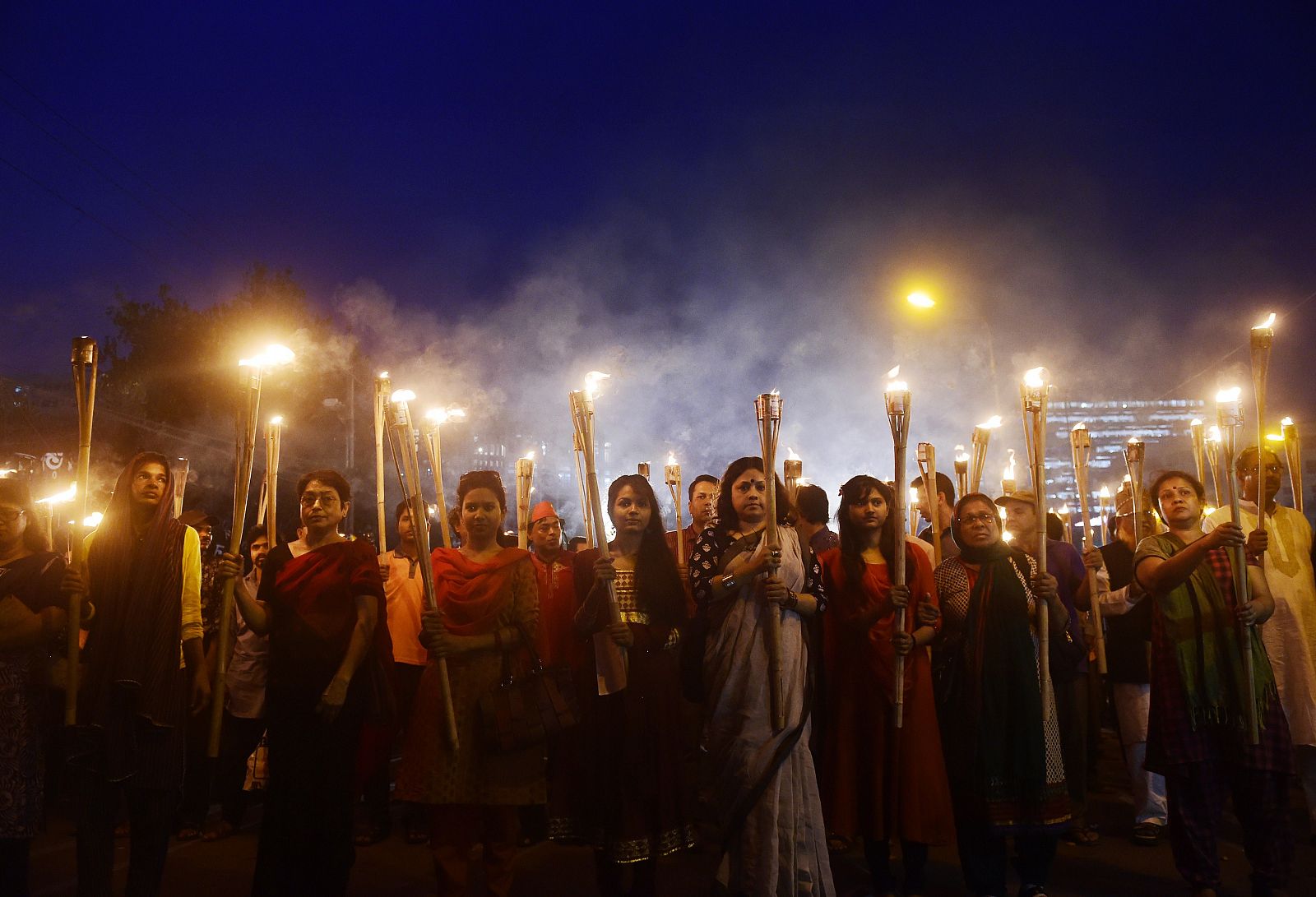 Un grupo de mujeres protesta en Dacca por el asesinato del bloguero ateo.