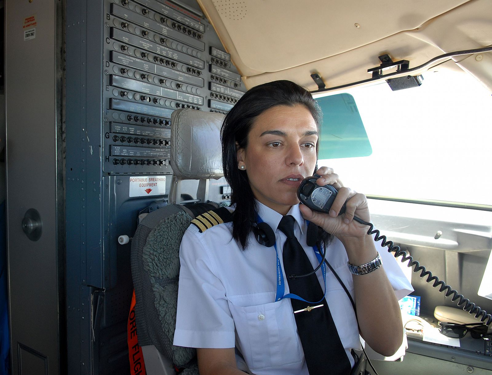 Mercedes, en la cabina del avión antes de despegar.