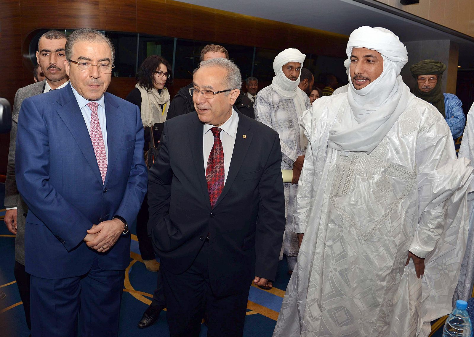El representante especial del Secretario General de la ONU en Malí, Mongi Hamdi (i), el ministro argelino de Asuntos Exteriores, Ramtane Lamamra (c) y el Secretario General del Movimiento Nacional para la Liberación de Azawad, Bilal Ag Acherif (d), d