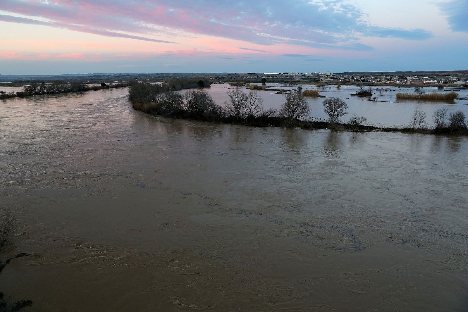 Granjas inundadas por la crecida del río Ebro en Quinto de Ebro, cerca de Zaragoza