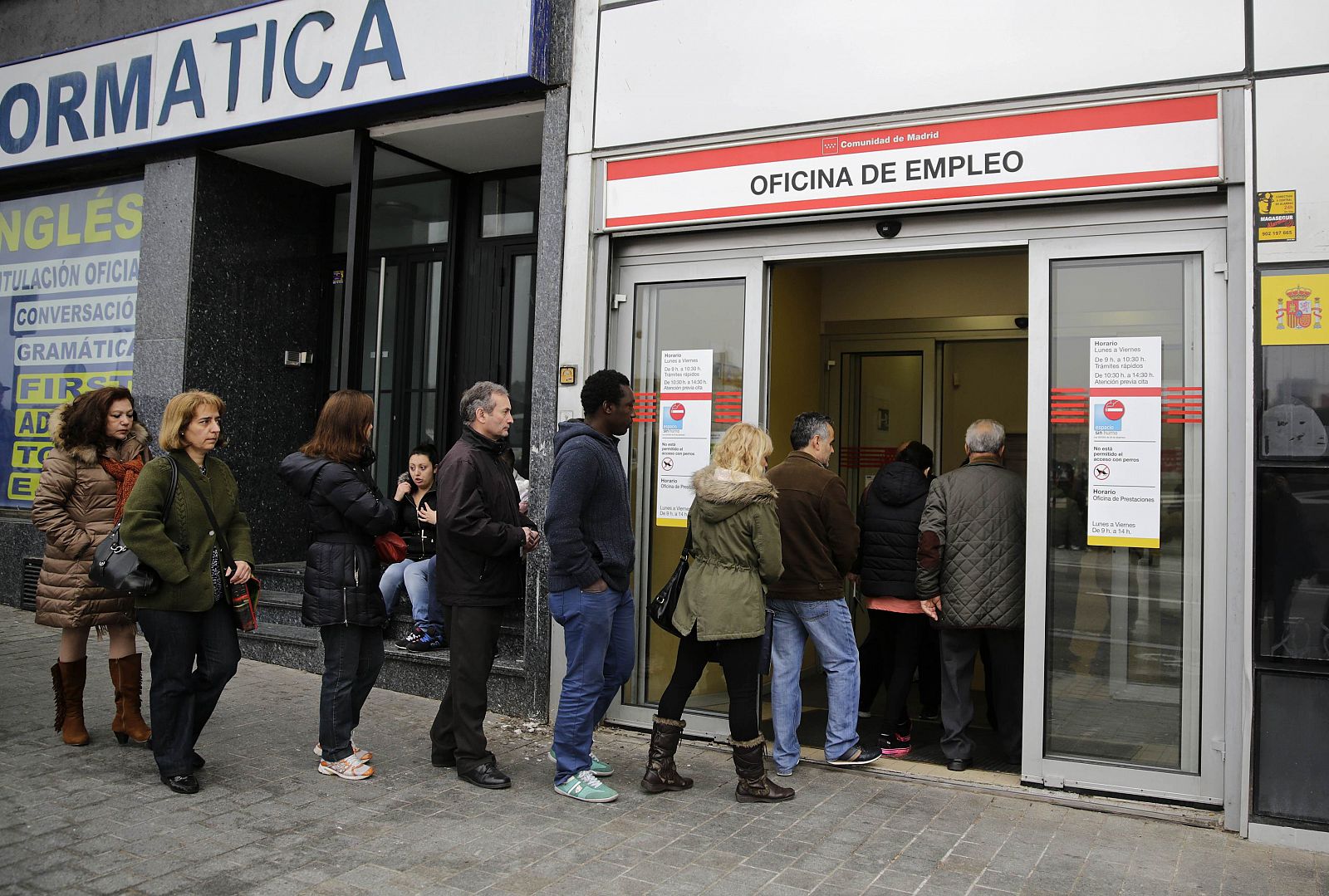Desempleados entran en una oficina de empleo de la Comunidad de Madrid
