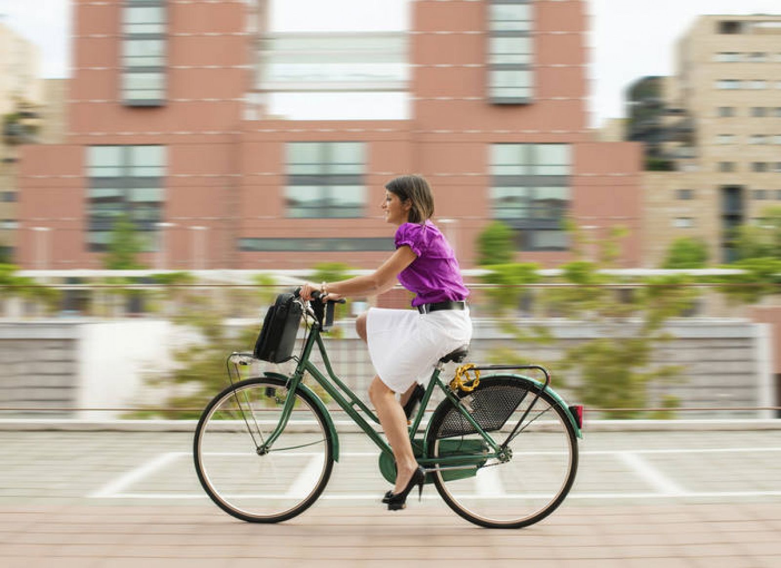 Una mujer conduce su bicicleta eléctrica