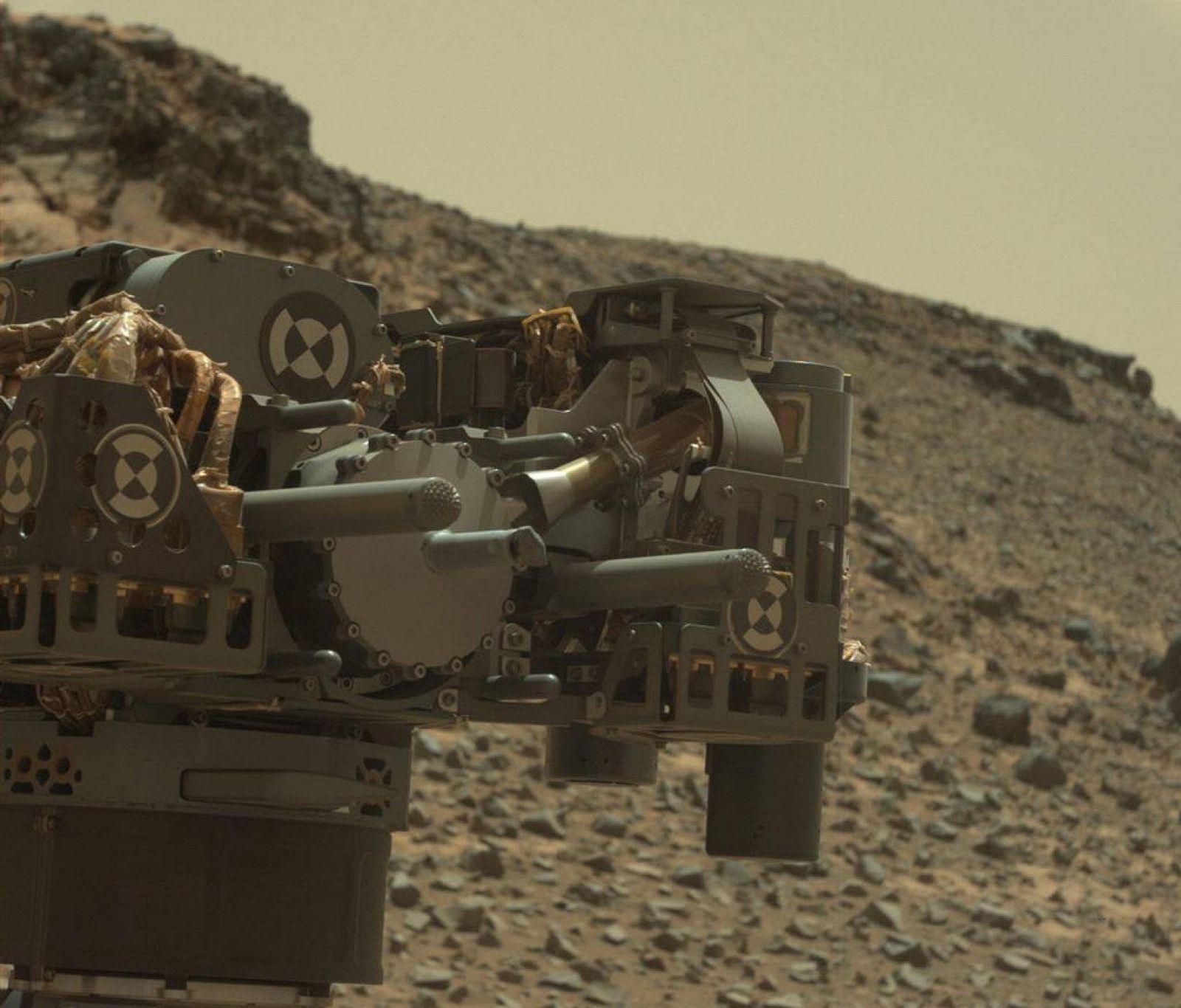 El brazo robótico de Curiosity tras taladrar en la cima Telegraph de Marte.