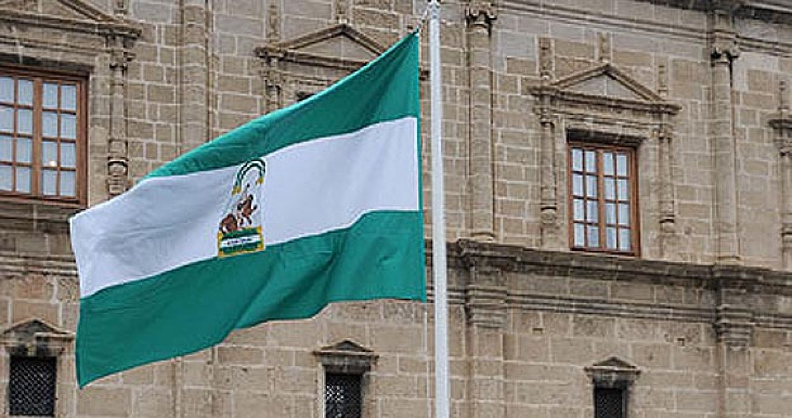 La bandera de la comunidad ondea frente al Parlamento Andaluz.