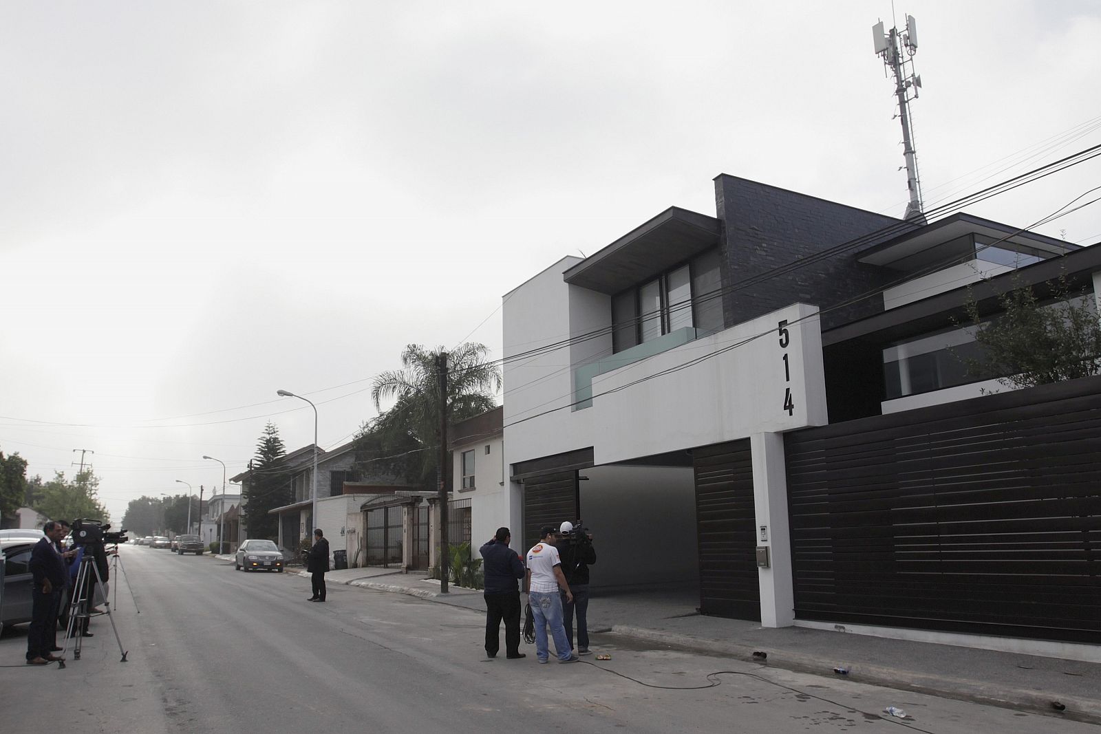 Un grupo de periodistas ante la casa del líder de Los Zetas en San Pedro Garza, cerca de Monterrey.