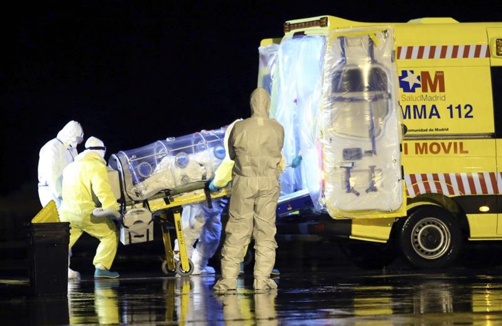 El religioso español Manuel García Viejo, que acabó falleciendo por ébola, a su llegada al aeropuerto Adolfo Suárez Madrid-Barajas en septiembre de 2014.