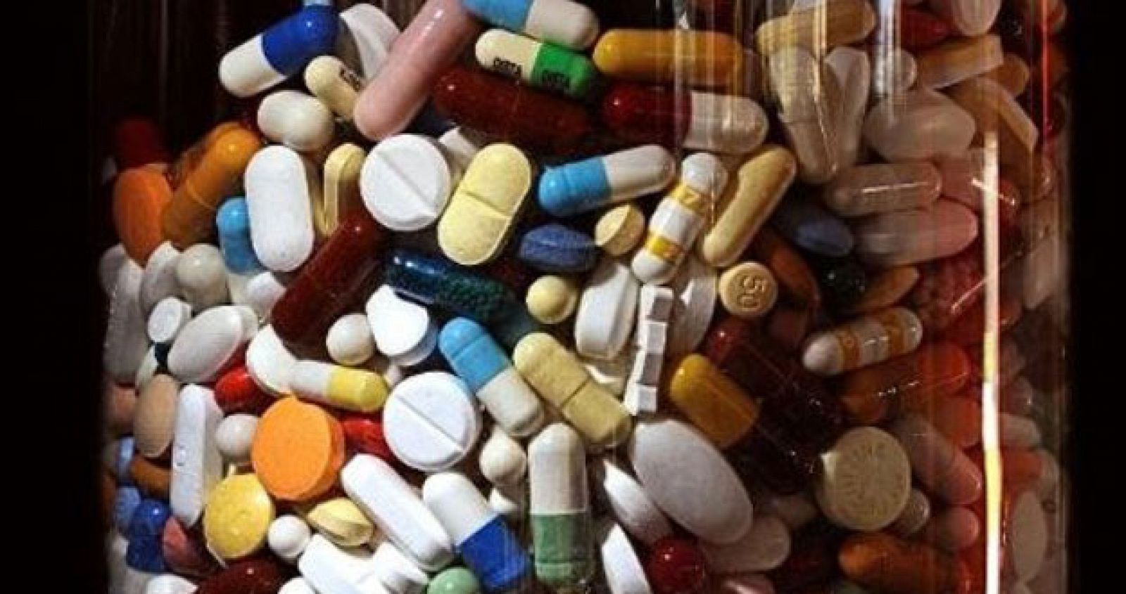 Detalle de un recipiente con diferentes tipos de pastillas