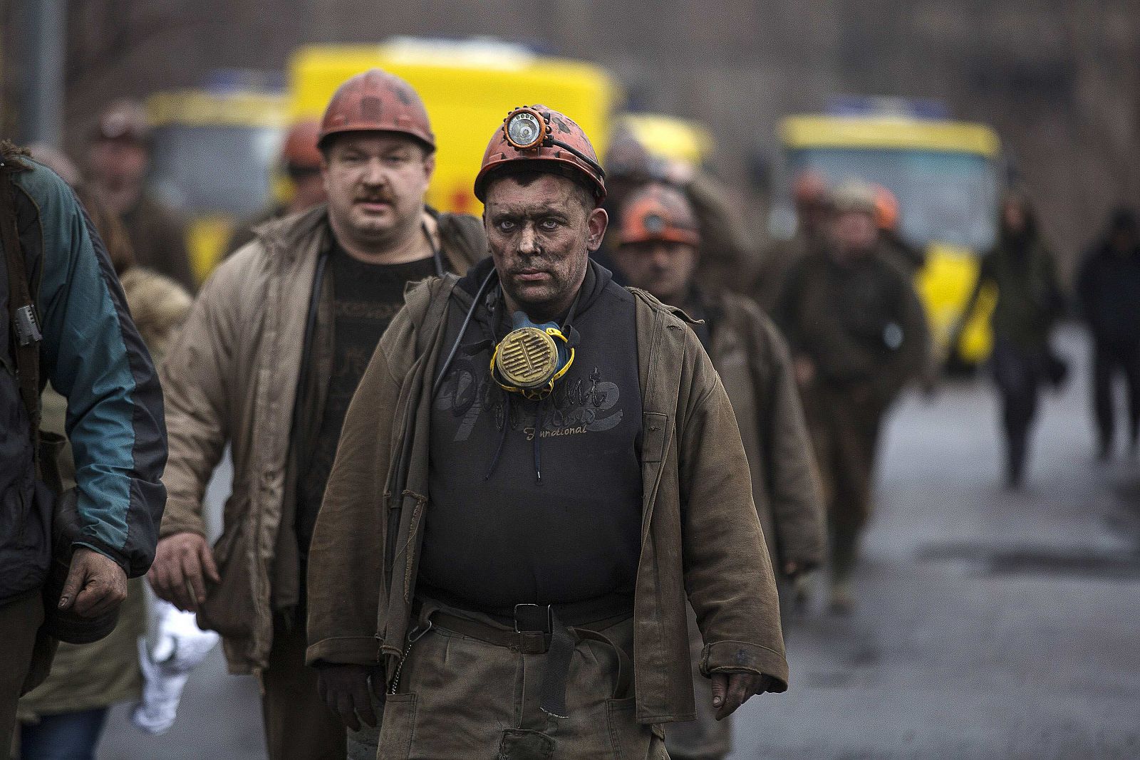 Mineros salen de la mina de Zasyadko en Donetsk, este de Ucrania, donde un accidente ha costado la vida a 32 personas