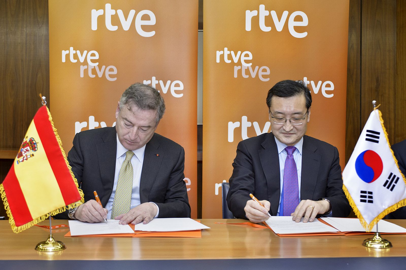 Firma del convenio entre el presidente de RTVE y el director general de Arirang Bang Suk Ho