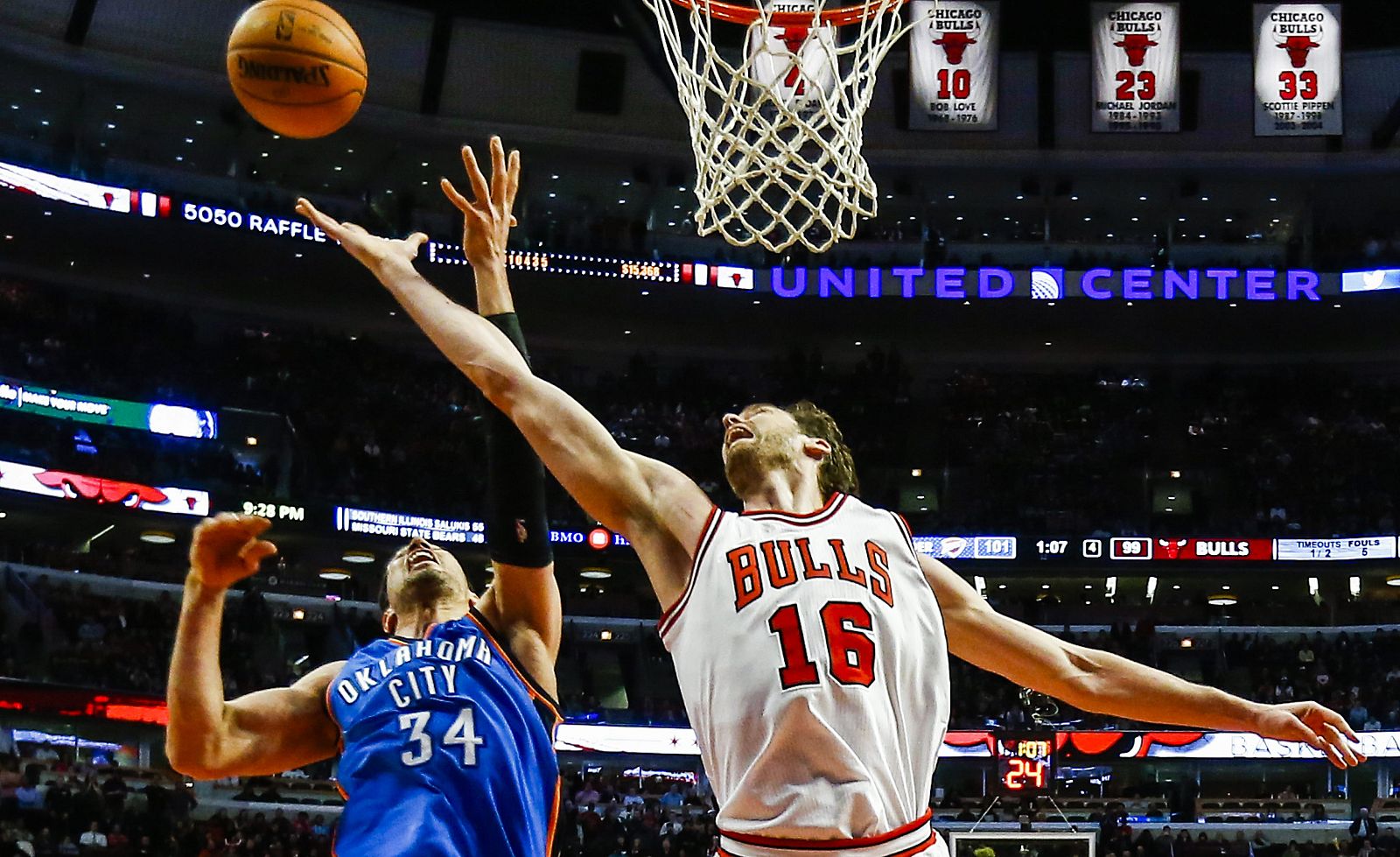 Pau Gasol disputa el balón con Enes Kanter.