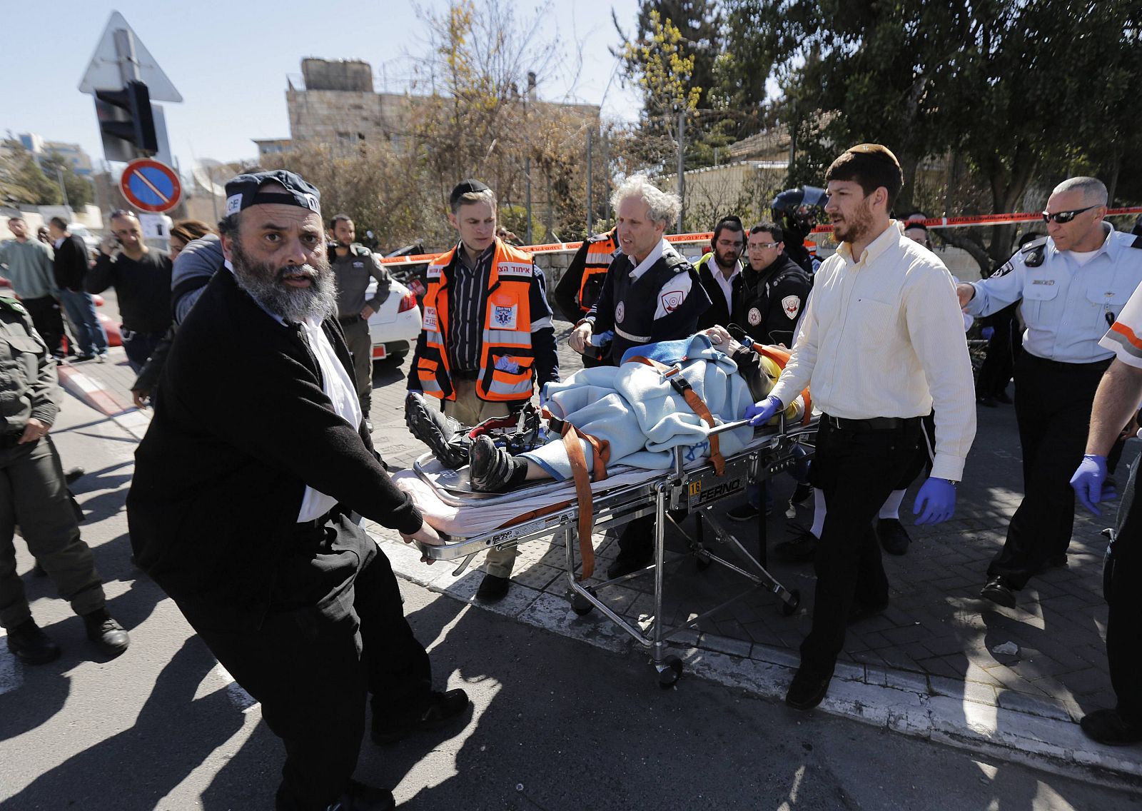 Médicos atienden a uno de los heridos en el atropello de Jerusalén