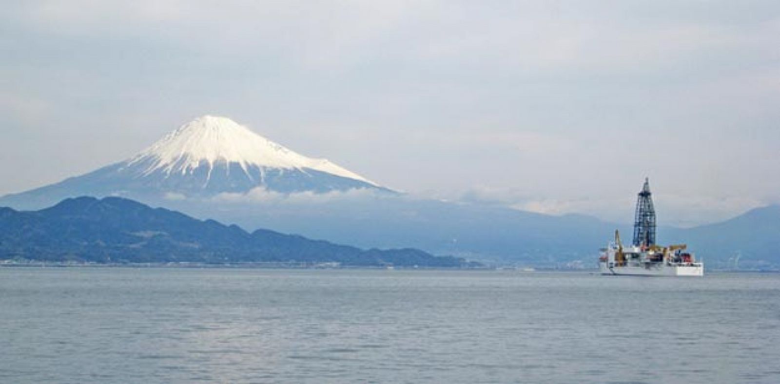 El barco japonés de perforación 'Chikyu', ante el monte Fuji, en uno de los proyectos del Programa Internacional para el Descubrimiento del Océano (IODP).