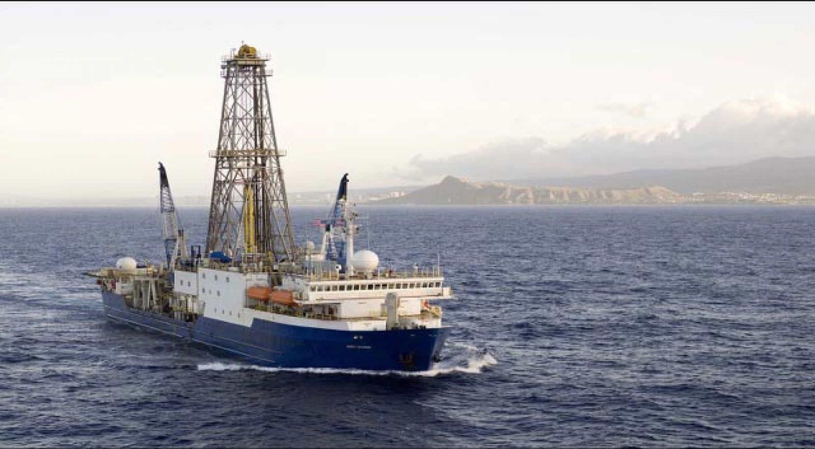 El Joides-Resolution, un buque de investigación de alta mar que taladra y recoge muestras del subsuelo marino.