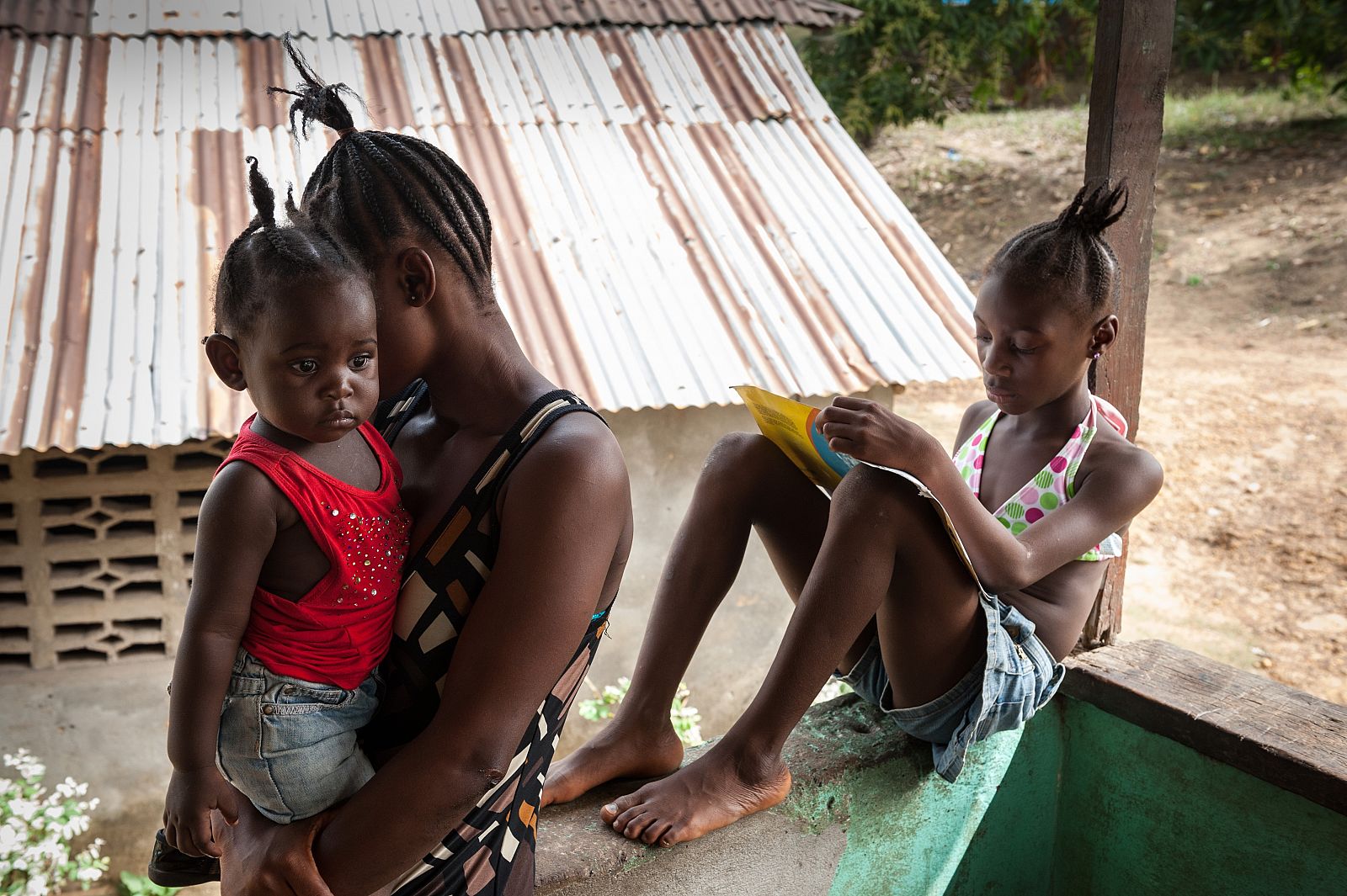Trabajadoras sexuales con sus hijas  en su hogar de Tubmanberg, Liberia.