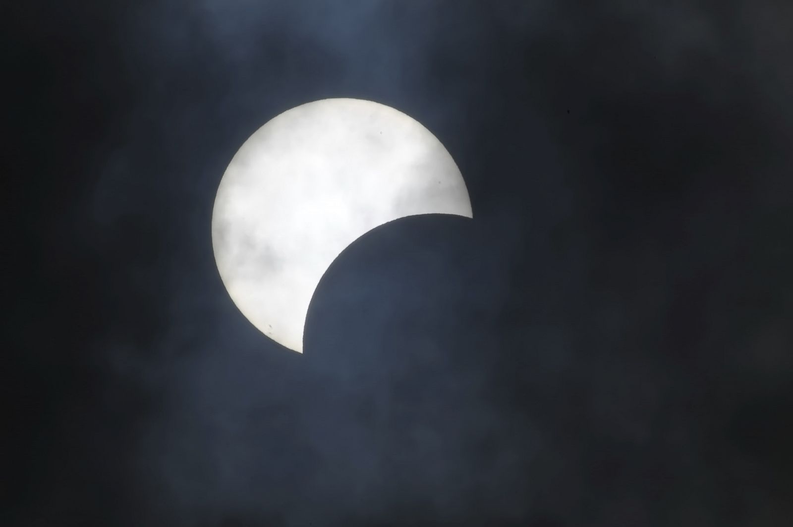 La imagen muestra un eclipse solar parcial.