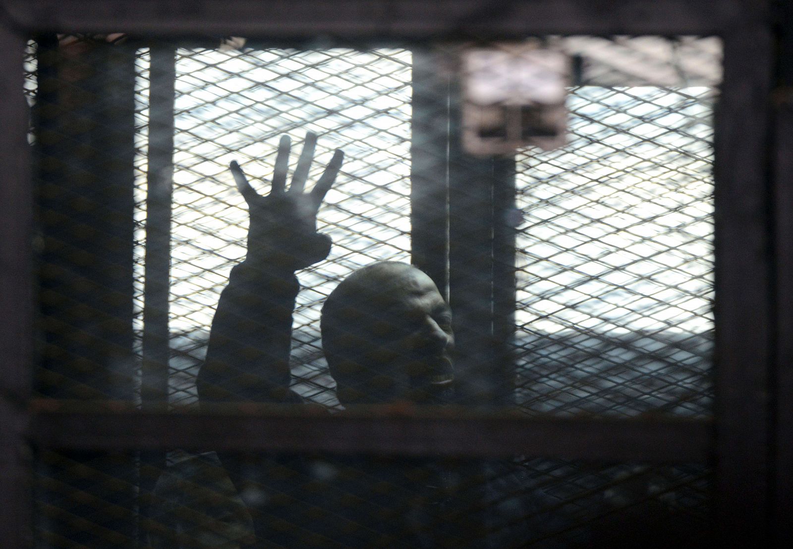 Imagen del mes pasado de un proceso al líder de los Hermanos Musulmanes Mohamed el-Beltagy, que levanta cuatro dedos en un símbolo de protesta contra la represión a los islamistas.