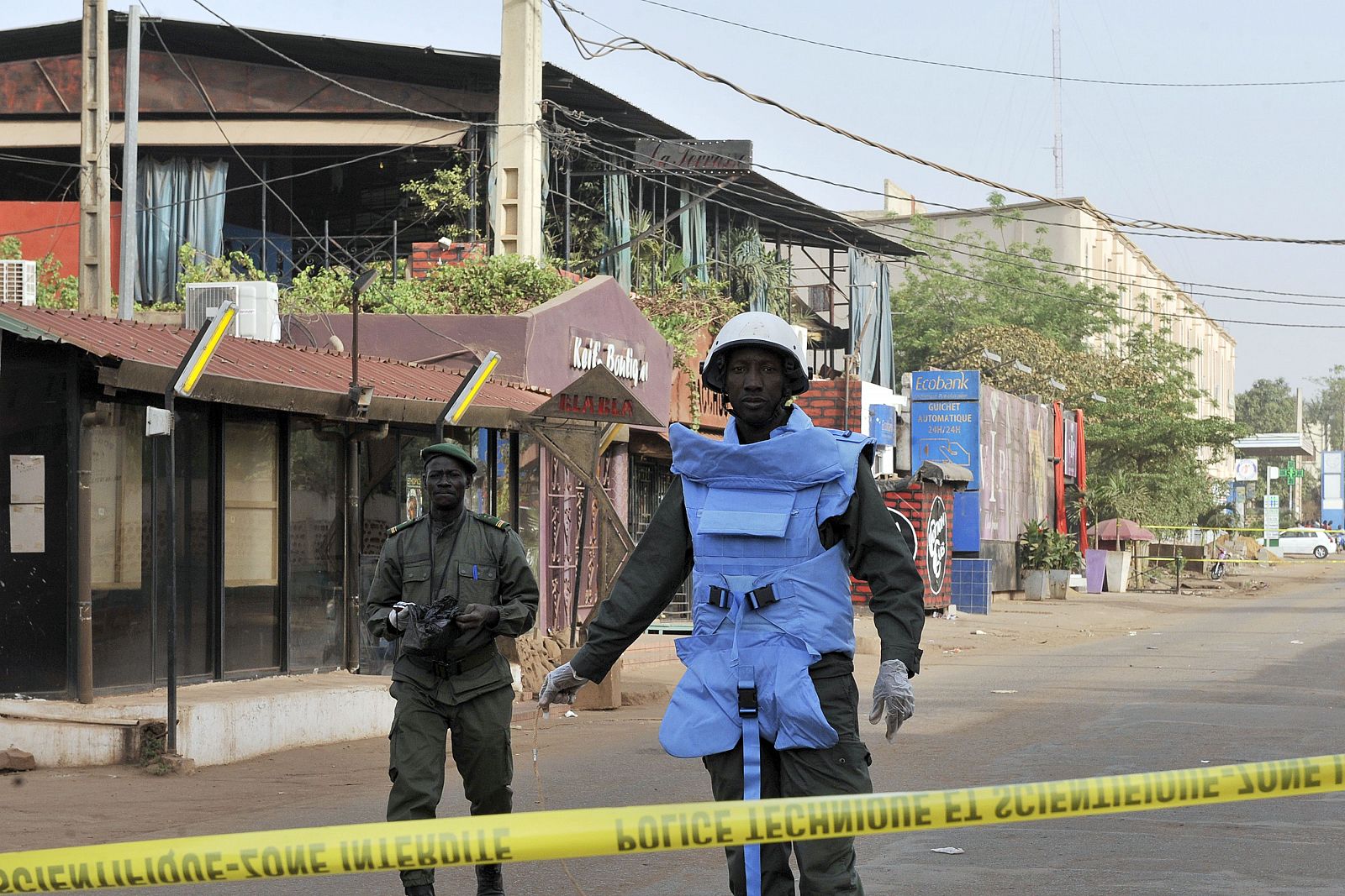 Un agente vigila la zona del ataque registrado la noche del viernes al sábado en Bamako.