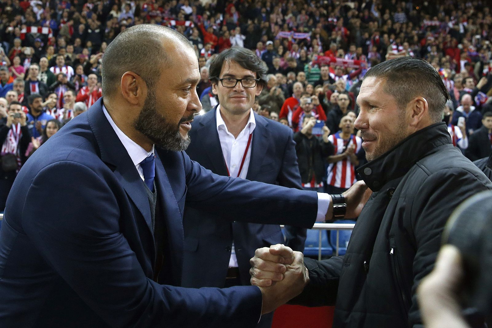 El entrenador del Atlético de Madrid, el argentino Diego Simeone (d), saluda el del Valencia, el portugués Nuno Espírito Santo (i)