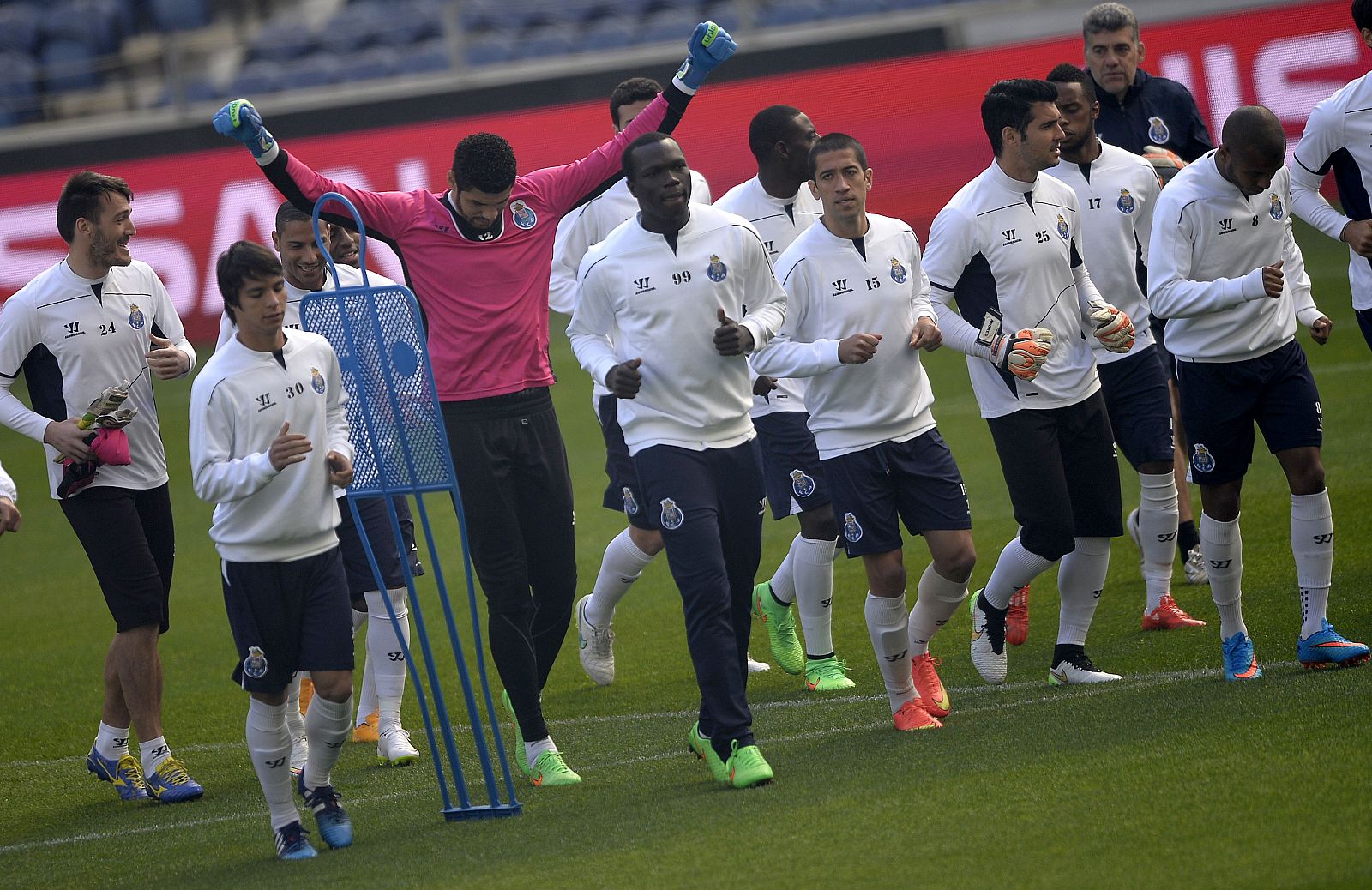 Los jugadores del Oporto en el entrenamiento previo al partido contra el Basilea.