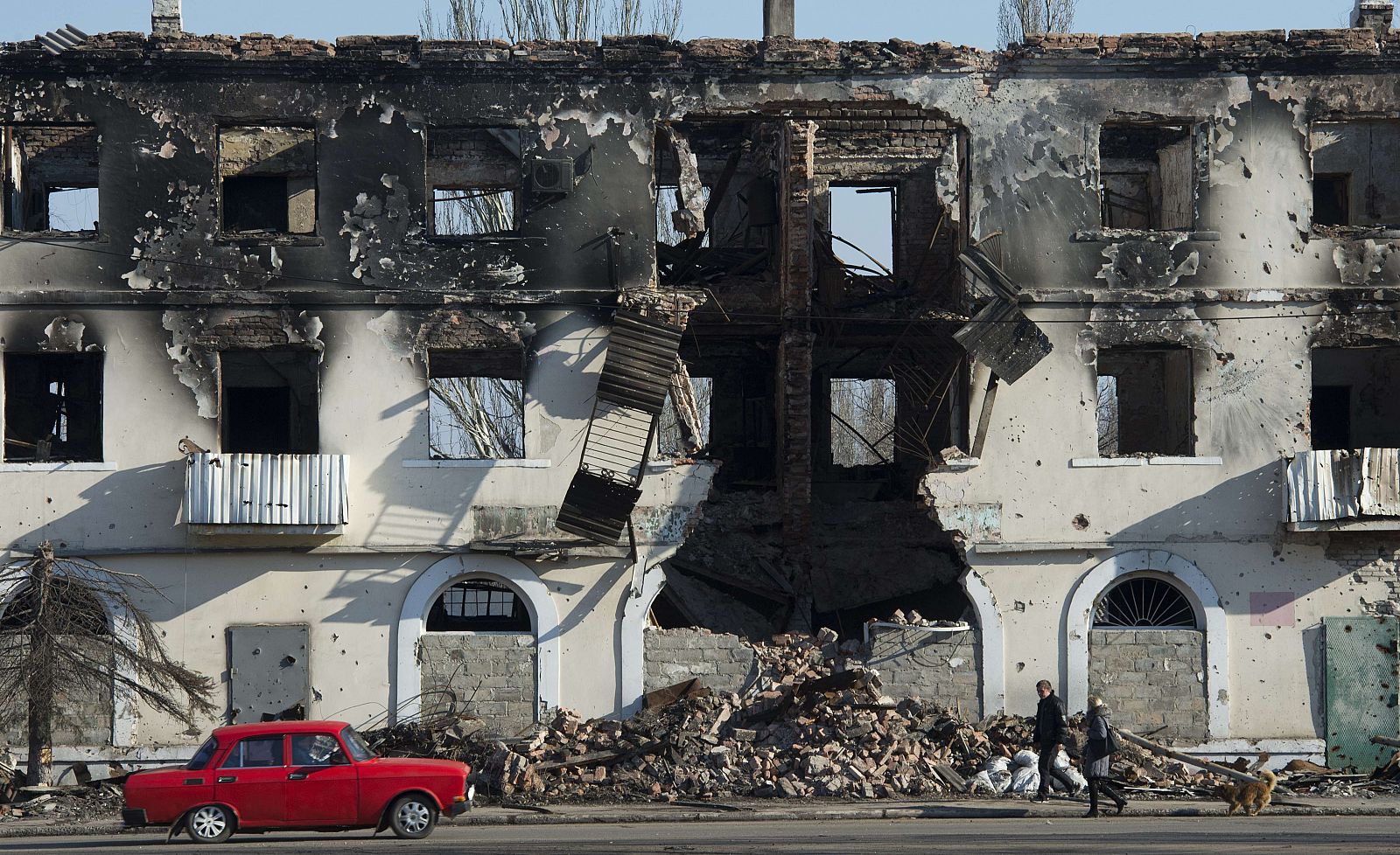 Edificio dañado por los bombardeos en Vuhlehirsk, localidad al sur de Debáltsevo, en el este de Ucrania