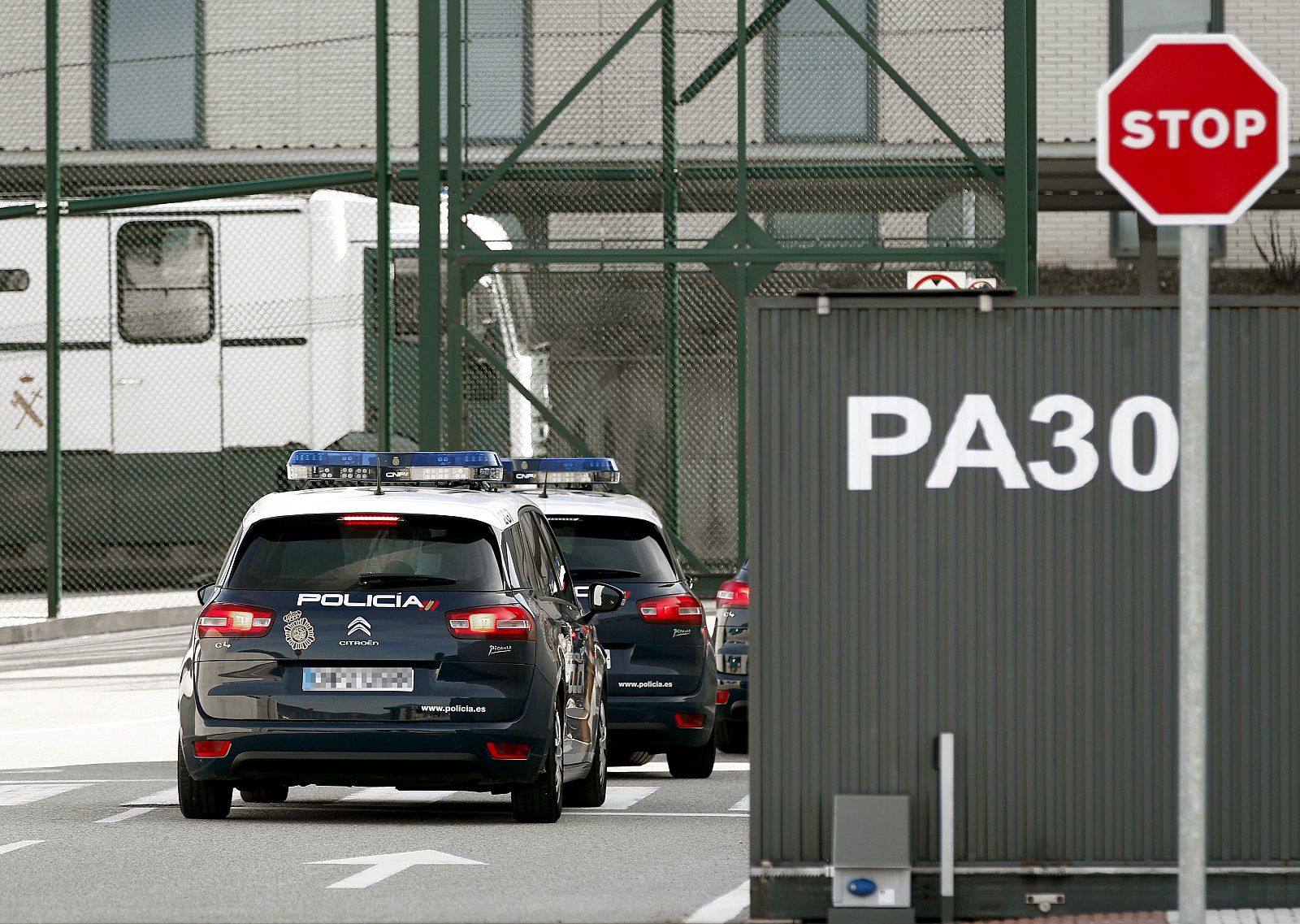 Vehiculos policiales entran al centro penitenciario de Pamplona.