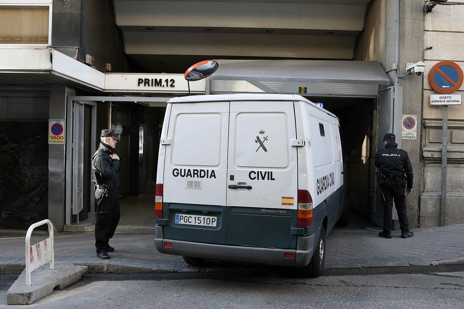 El furgón que traslada a la joven marroquí Samira Yerou a su llegada a la Audiencia Nacional.