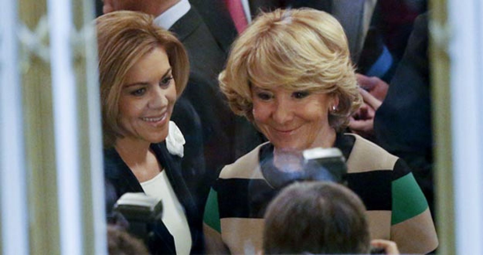 La secretaria general del PP, María Dolores de Cospedal, junto a la presidenta del PP de Madrid, Esperanza Aguirre, en el Foro ABC en el Casino de Madrid.