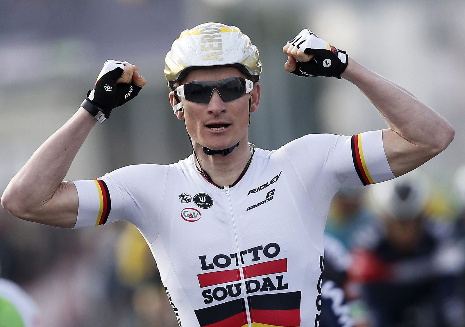 El ciclista alemán Andre Greipel, del equipo Lotto Soudal, celebra su victoria