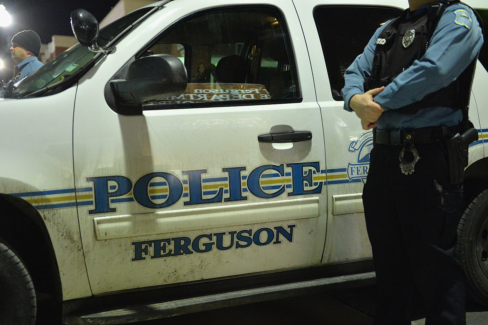 Un agente de la policía de Ferguson (Misuri) supervisa las protestas frente al Departamento de Policía de la ciudad.