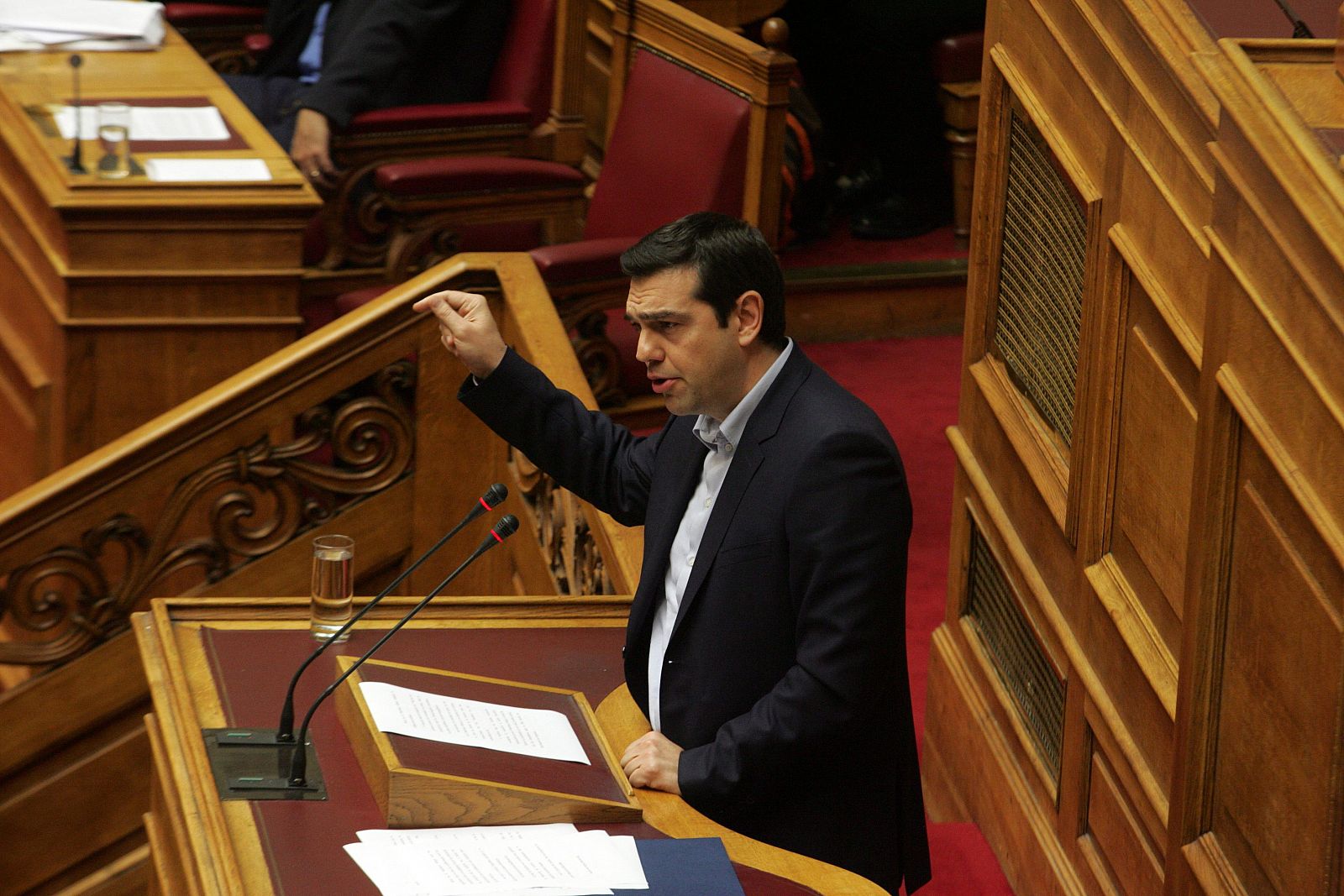 El primer ministro griego, Alexis Tsipras, habla en la sesión del Parlamento en Atenas que ha aprobado exigir a Alemania compensaciones por la II Guerra Mundial