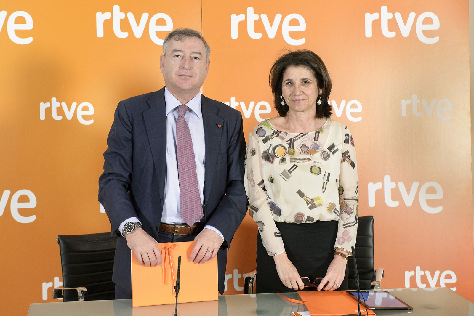 José Antonio Sánchez, presidente de RTVE, e Inmaculada García Martínez, presidenta de Loterías y Apuestas del Estado