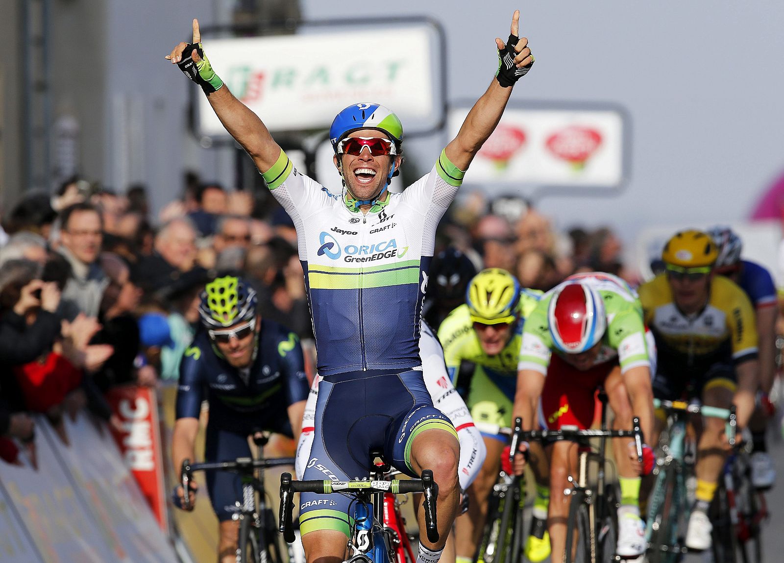 Michael Matthews (Orica Greenedge) celebra la victoria conseguida en la tercera etapa de la París-Niza.