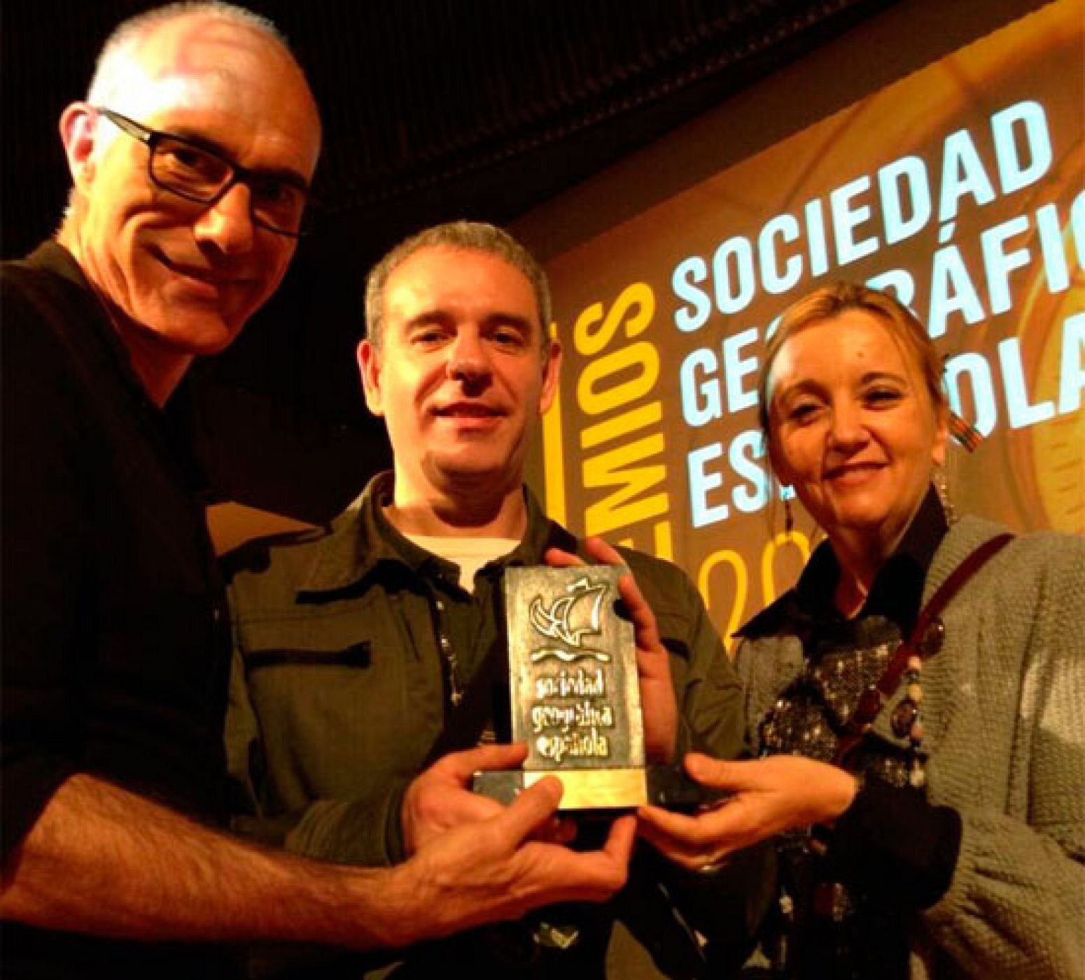 Premio Comunicación 2014 de @sgeograficaes Lo guardaremos a buen recaudo. Gracias SGE!!