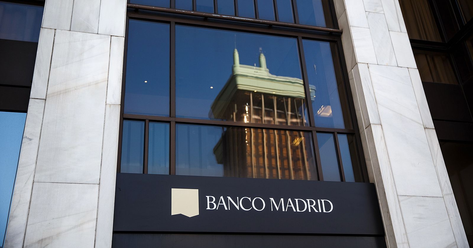 Logo del Banco de Madrid en su sede en la capital española
